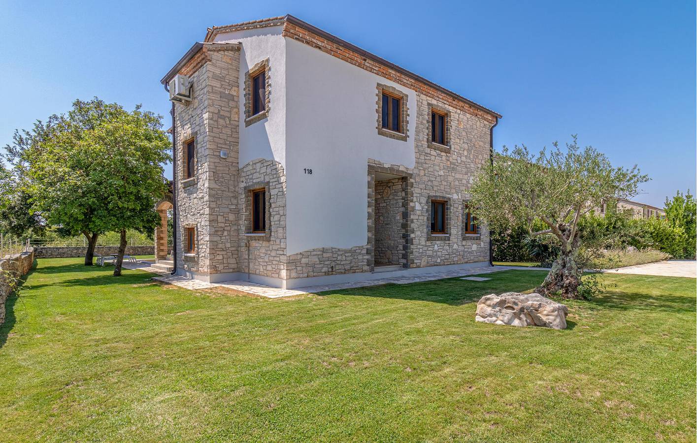 Geräumige 150 m² große Wohnung mit Pool, WLAN und Terrasse in der Nähe des Zentrums von Jursici in Jursici, Svetvinčenat