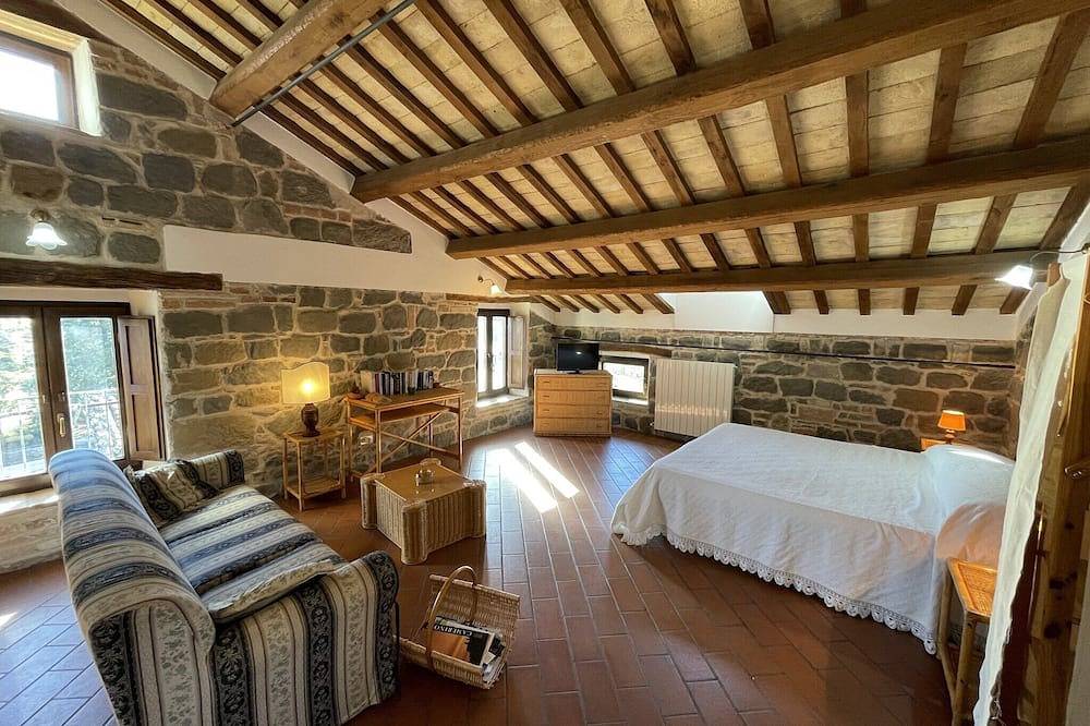 Large Group Retreat with Pool in Amandola, Monti Sibillini National Park