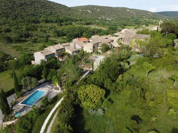 Gîte pour 16 personnes, avec balcon et vue ainsi que piscine et jardin à Saint-André-de-Roquepertuis