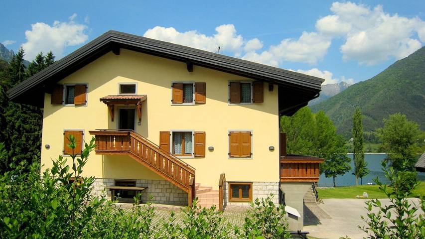 Ferienhaus für 6 Personen, mit Seeblick und Garten sowie Terrasse, mit Haustier in Molina di Ledro