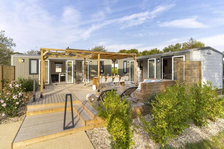 Camping pour 10 personnes, avec piscine ainsi que terrasse et jardin