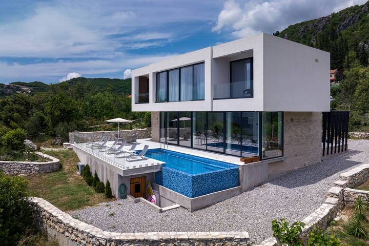 Villa für 8 Personen, mit Terrasse und Pool sowie Meerblick, mit Haustier in Montenegro