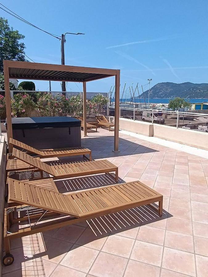 Villa Les Deux Sœurs Bord de mer et Jacuzzi in Les Sablettes, Côte méditerranéenne (France)