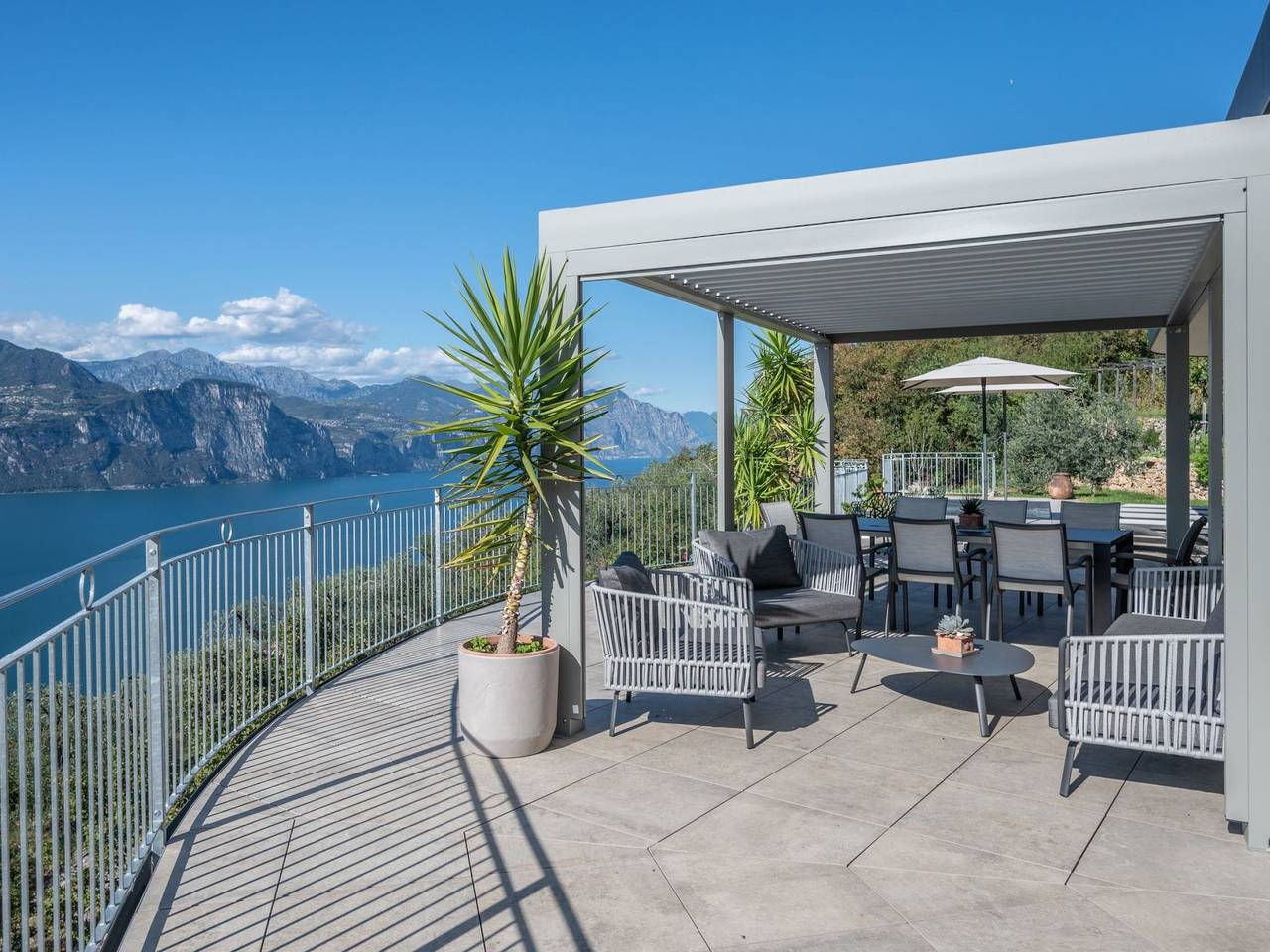 Alleinstehende Villa mit Pool und Traumaussicht in Brenzone, Montagnes autour du lac de Garde