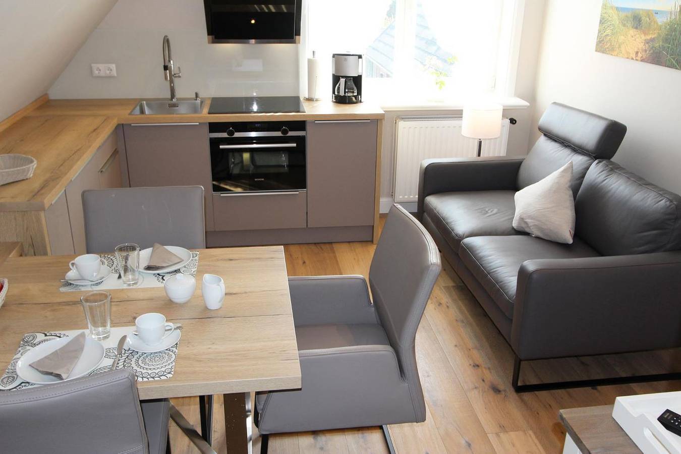 Ganze Wohnung, Die Einrichtung im Appartement „Ostwind“ besticht durch ein modernes Ambiente in Wenningstedt, Sylt