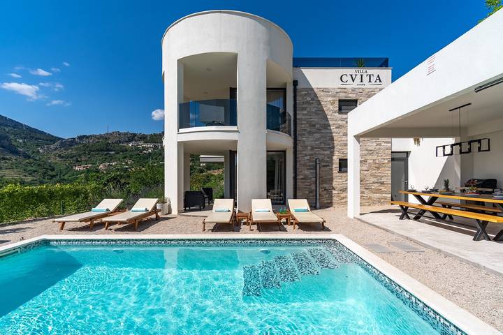 Das Villa Cvita ist eine moderne Villa mit 5 Schlafzimmern, einem Whirlpool, einem Fitnessstudio und einer finnischen Sauna, einem beheizten Pool und einer atemberaubenden Aussicht in Klis, Split-Dalmatien