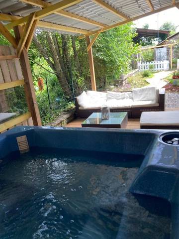 Gîte pour 8 personnes, avec jardin et jacuzzi à Préchacq-Josbaig