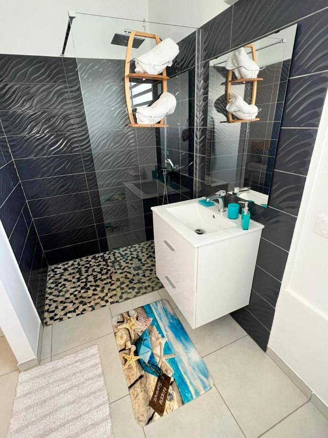 Location de vacances pour 2 personnes, avec piscine ainsi que terrasse et vue à Sainte-Luce - 4