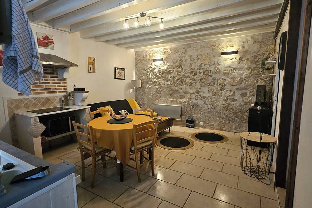 Character 300 year old cottage 100 metres from the Loire, sleeps up to 5 in Pouilly-sur-Loire, Vallée de la Loire