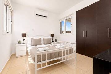 Holiday Rental for 10 People in Nissi Beach, South Cyprus, Photo 2