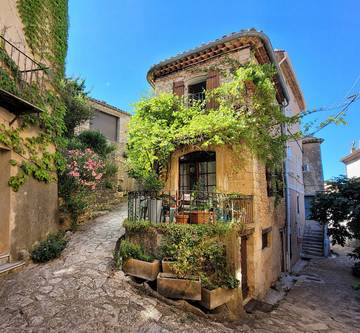 Gîte pour 2 personnes, avec terrasse, adapté aux familles à Simiane-la-Rotonde