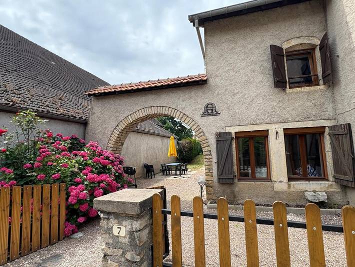 Location de vacances pour 9 personnes, avec Terrasse ainsi que Jardin et Piscine dans Esprels