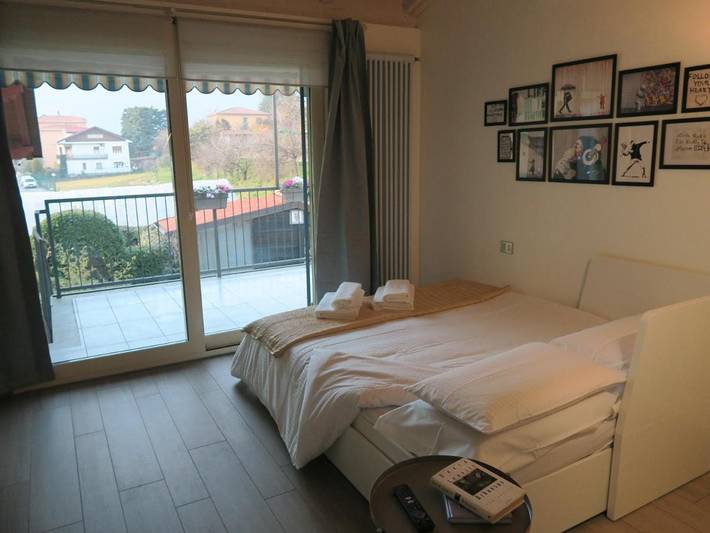 Appartamento per 2 persone, con balcone e panorama, adatto a famiglie con bambini a Erba