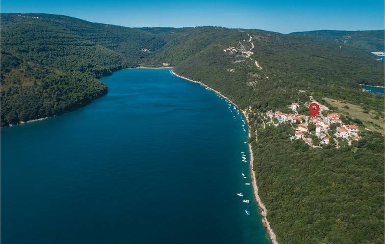 Apartamento vacacional entero, Acogedor apartamento de 75 m² con terraza, aparcamiento y a 2 km de la playa in Duga Luka, Costa Este de Istria