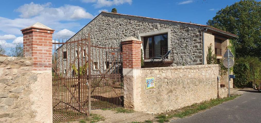 Location de vacances pour 3 personnes, avec jardin et vue à Assignan