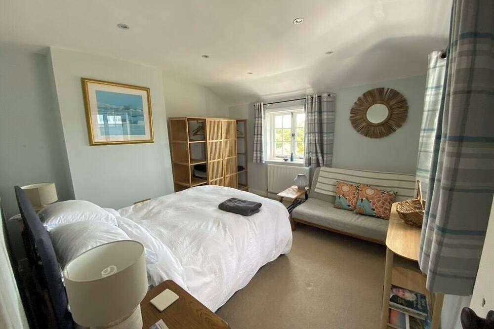 Coastguard Cottage, quiet rural Snowhill Creek in West Witt, short walk to beach in West Wittering Beach, West Wittering