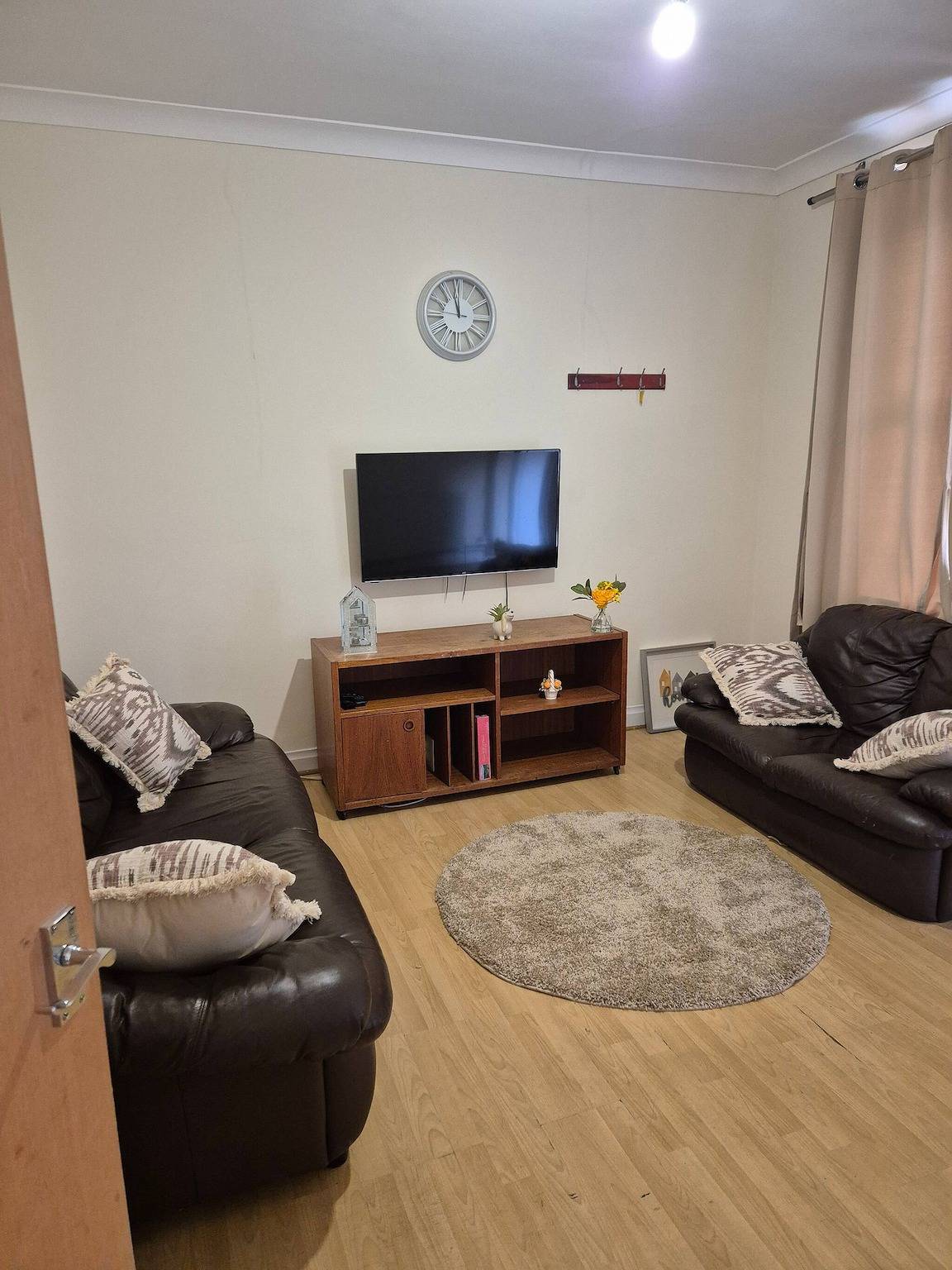 Spacious Large 4Br Home Train Station University in Northampton, Northamptonshire
