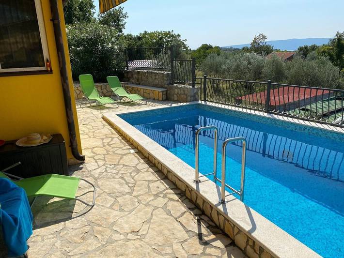 Ferienhaus für 6 Personen, mit Terrasse und Pool sowie Garten