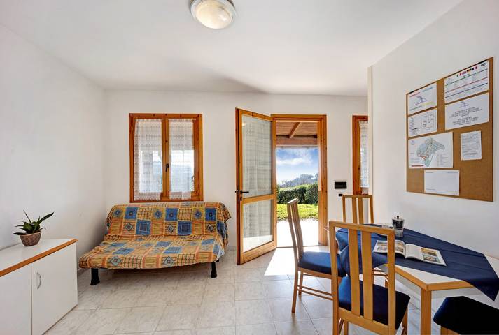 Nuova gestione Casa Vacanze Villaggio Colombo V3 con giardino e piscina condivisa in Andora, Riviera di Ponente