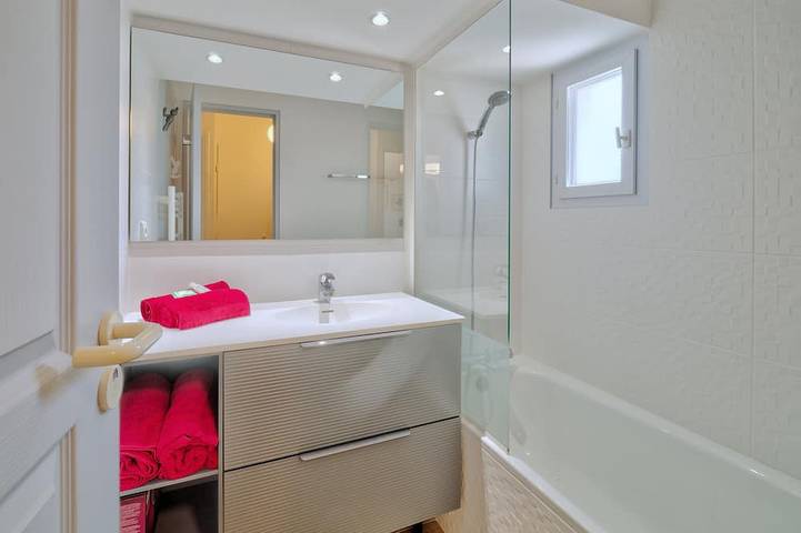 Gîte pour 4 personnes, avec jardin ainsi que terrasse et piscine dans Golf de Pont Royal - 4