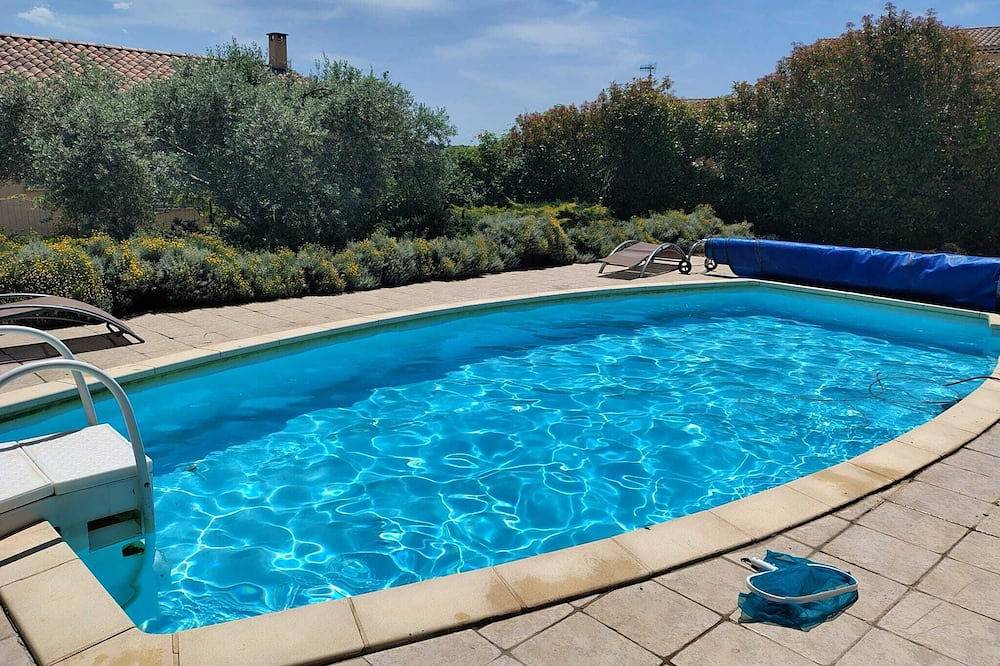 Provence, villa with swimming pool, on the lavender plateau, sunny in Valensole, Verdon Regional Natural Park