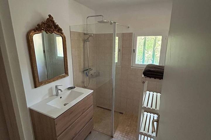 Bleu Azur villa, close to Esterel beaches, Cannes and Nice, and the pre-Alps. in Seillans, Draguignan region