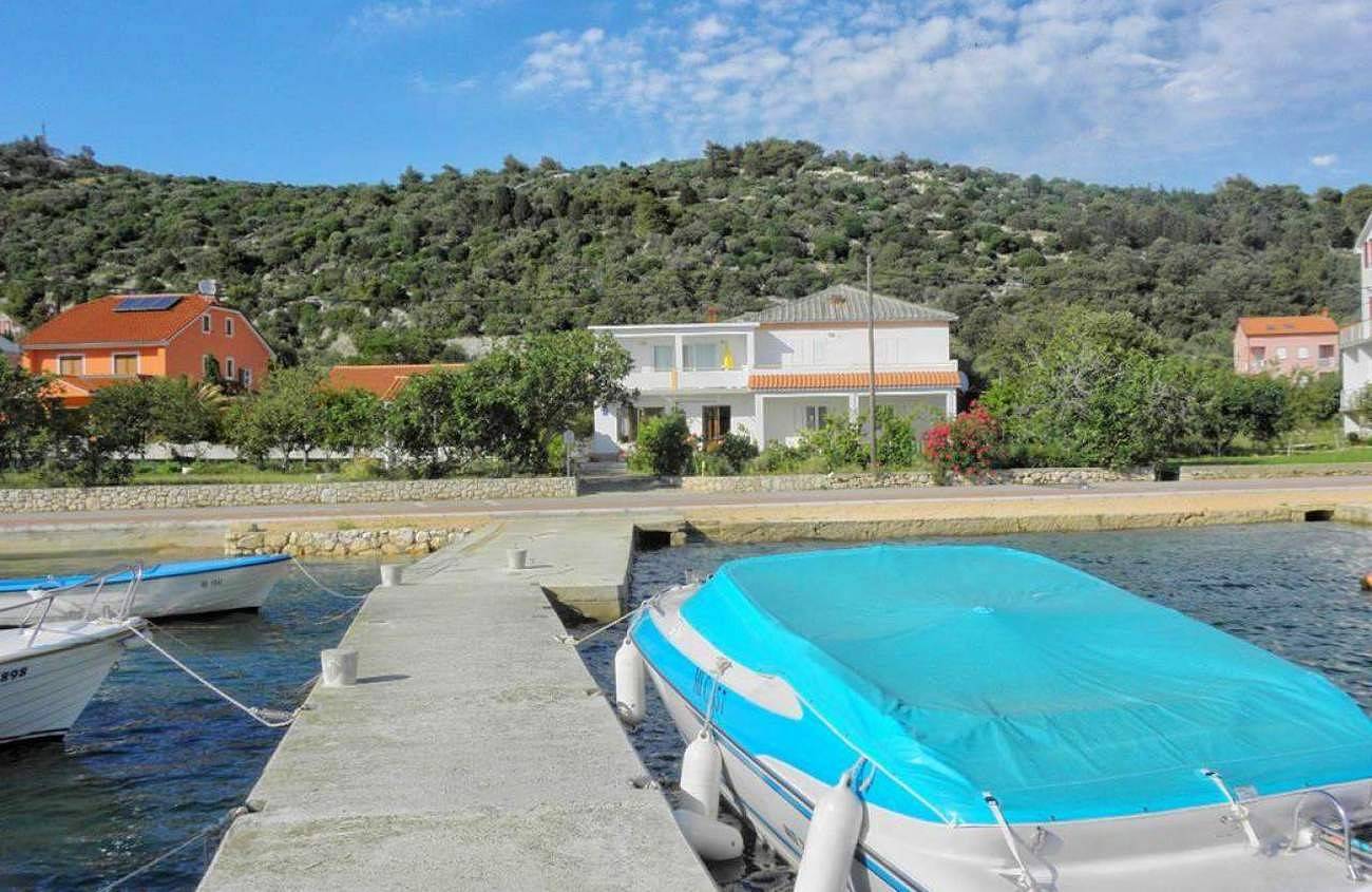 Ganze Wohnung, 2-Zimmer-Ferienwohnung mit Terrasse und Meerblick Barbat, Rab A-22053-a in Barbat na Rabu, Rab