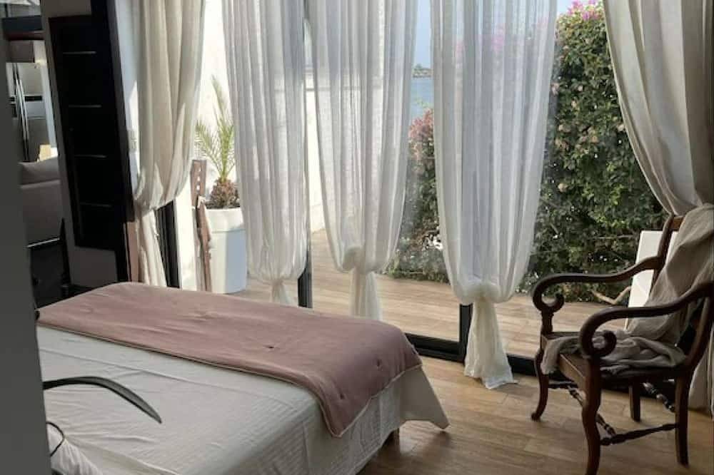 Design villa with panoramic pond view and jacuzzi in Pérols, Côte d'Améthyste