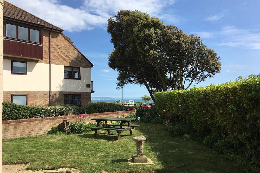 Entire apartment, New Forest cliff top apartment by the sea with distant view of the Needles in Barton on Sea, Hampshire