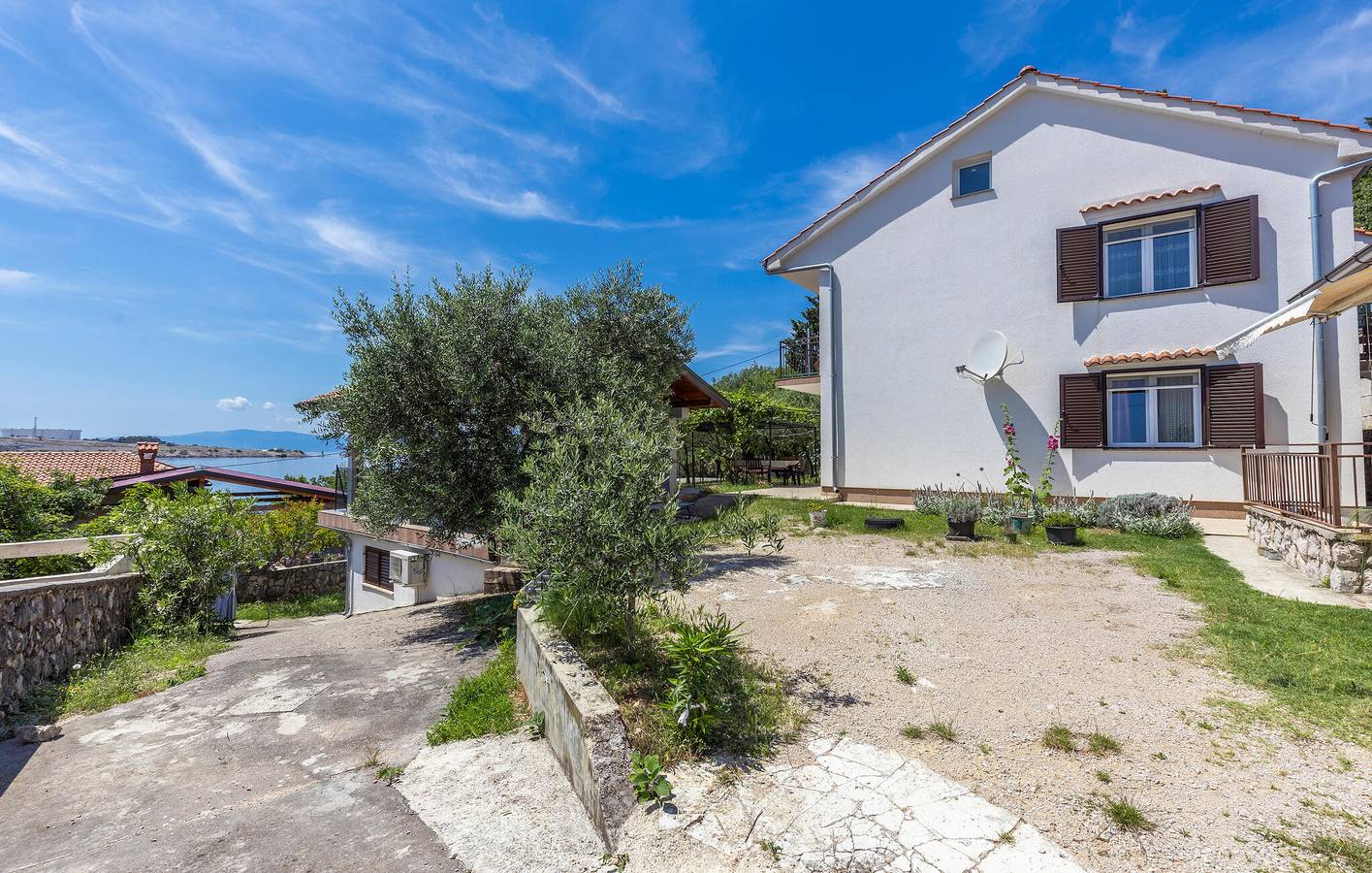 Ganze Ferienwohnung, Charmantes Apartment mit Meerblick, Terrasse, Parkplatz und WLAN in Omisalj, Krk