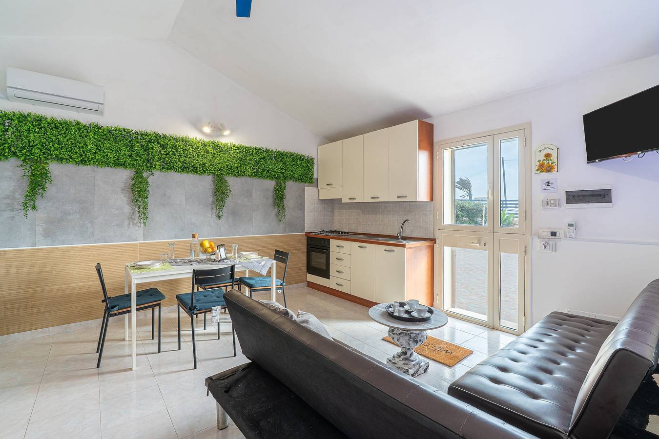 Entire apartment, Apartment 'Casa Gardenia Fronte Mare' with Sea View, Wi-Fi and Air Conditioning in Santa Maria del Focallo, Ispica