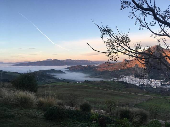 Cama y desayuno para 4 personas, con jardín además de terraza y piscina en Valle de Abdalajís