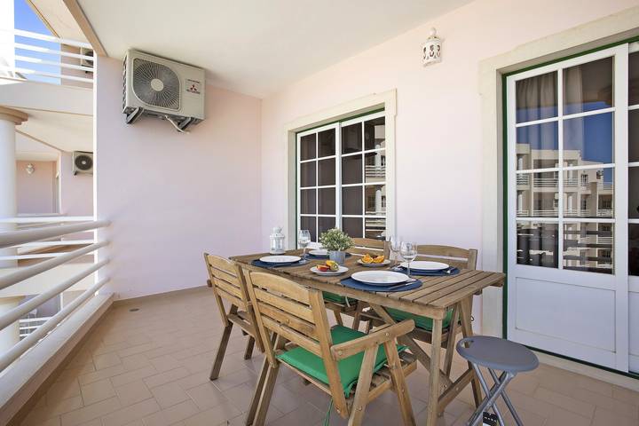 Apartamento entero, Apartamento Estrela do Vau con vistas al mar, Piscina, A/C, Wi-Fi, Jardín, Terraza y Balcón in Alvor, Distrito de Faro