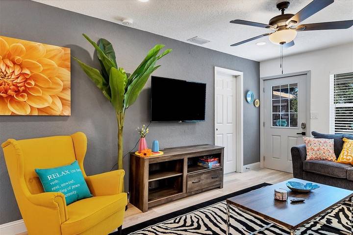 Vacation rental for 6 people, with yard and balcony in Ybor City