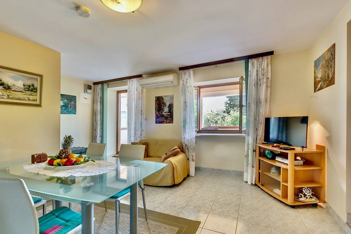 Ganze Wohnung, Ferienwohnung Marisol mit cozy Terrasse nah am schönen Strand in Nerezine, Kvarner Inseln