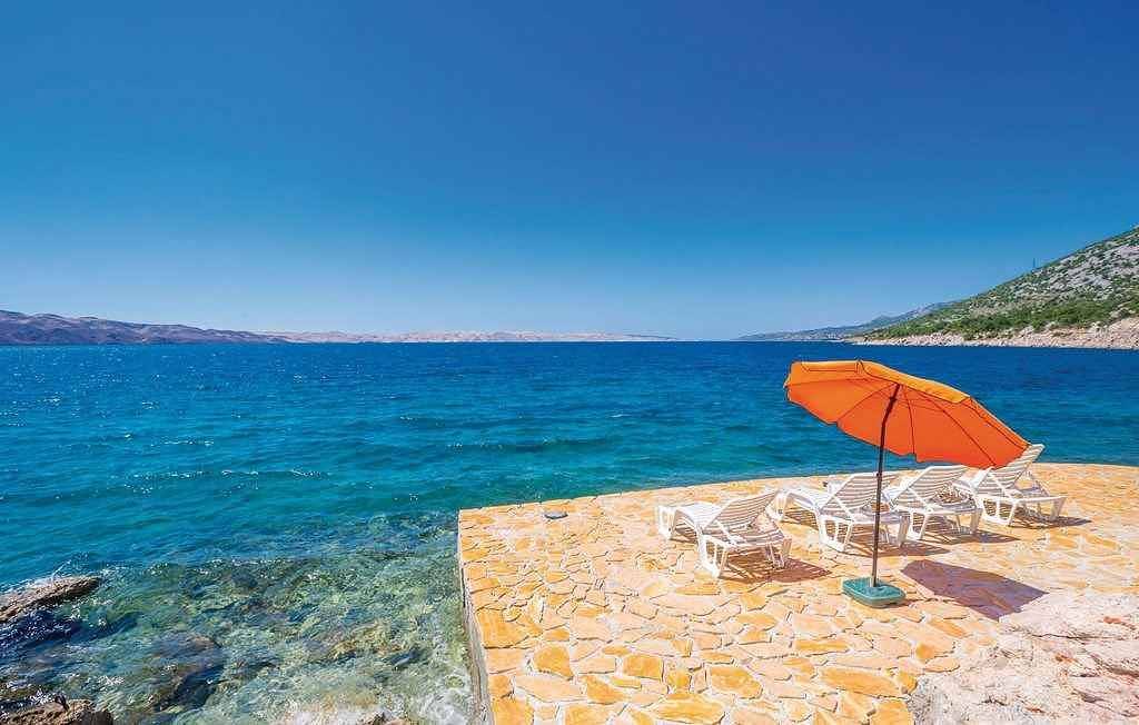 Hel ferieleilighet, Holiday apartment next to the sea  in Karlobag, Kvarn land