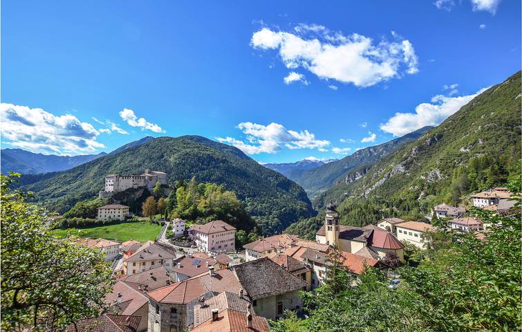 Ganze Ferienwohnung, Bergblick-Apartment mit WiFi, Garten & TV in Stenico, Brentagruppe