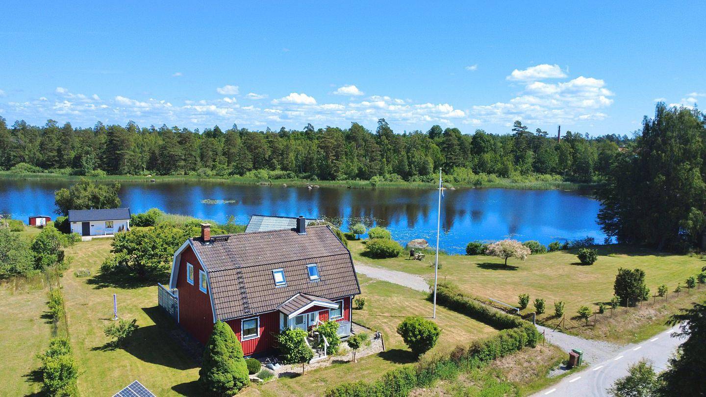 Hus för 8 Personer, med bastu samt sjöutsikt och trädgård