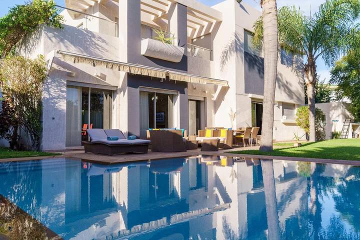 Villa pour 14 personnes, avec jacuzzi ainsi que piscine et jardin