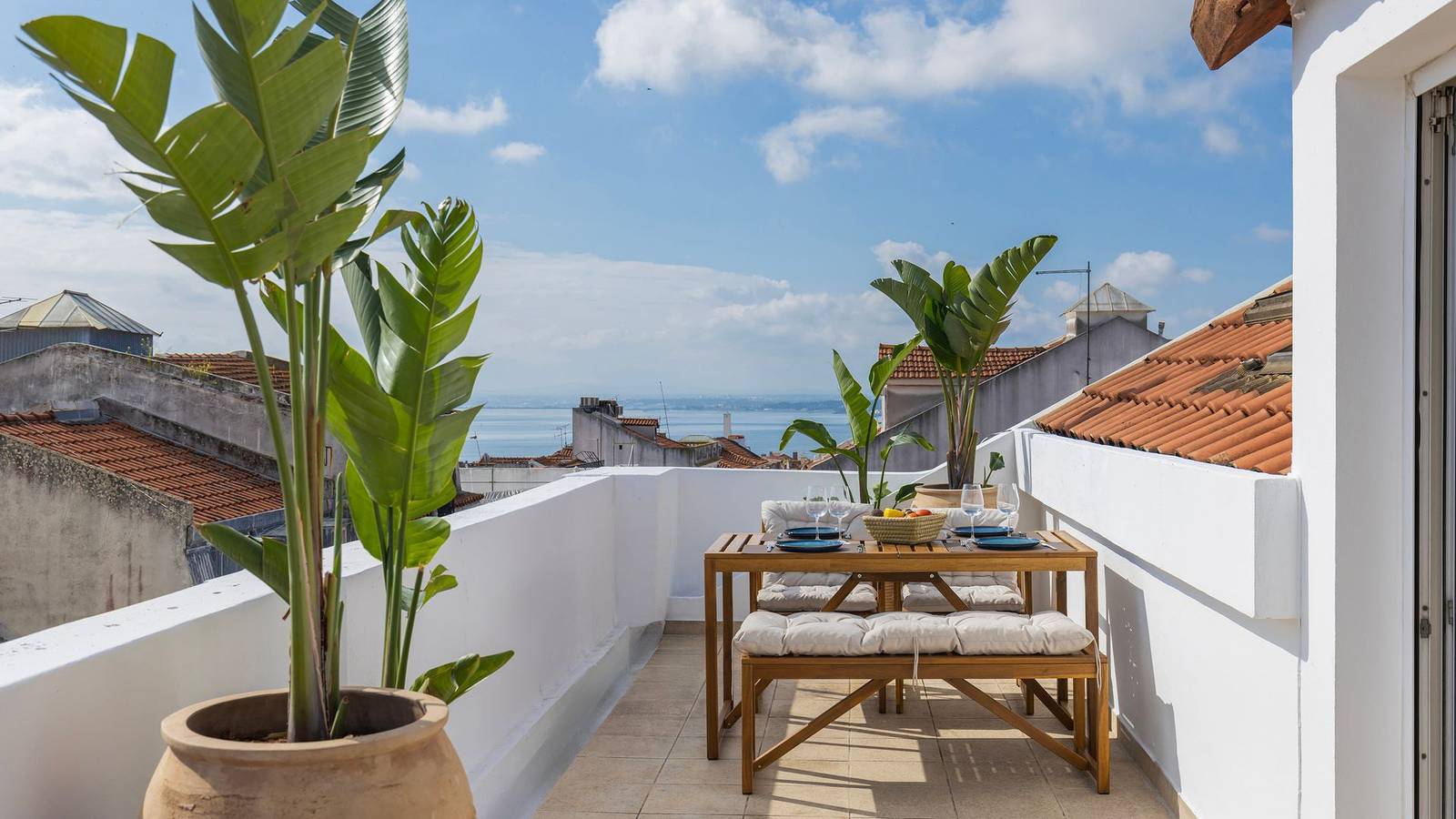 Apartamento inteiro, Authentic Lisbon Living with a View by Lovelystay in Encarnação, Lisboa