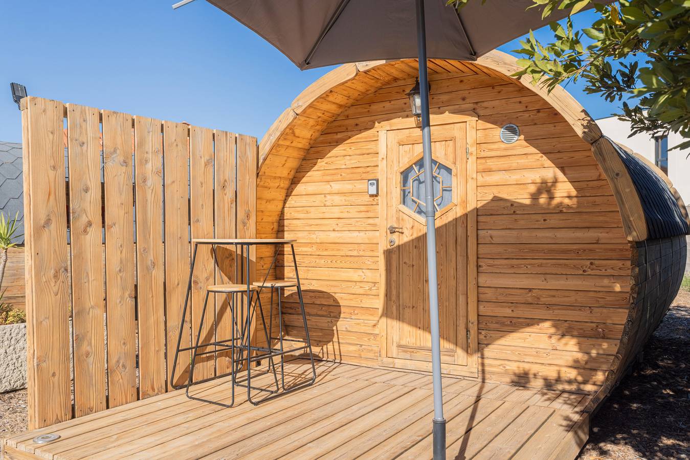 Apartamento entero, Apartamento 'Barrel Orange' con vistas a la montaña, terraza privada y aire acondicionado in La Côte Vermeille, Saint-André