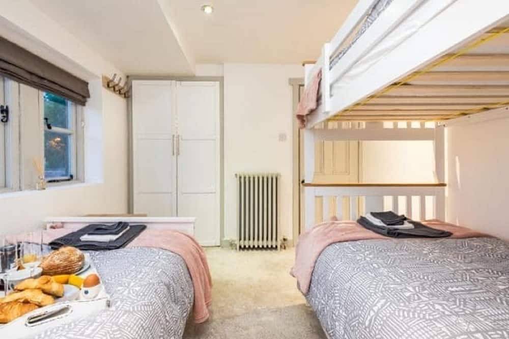 Dreamwood Cottage  Luxury Family Hottub Retreat<br> in Wakefield, West Yorkshire