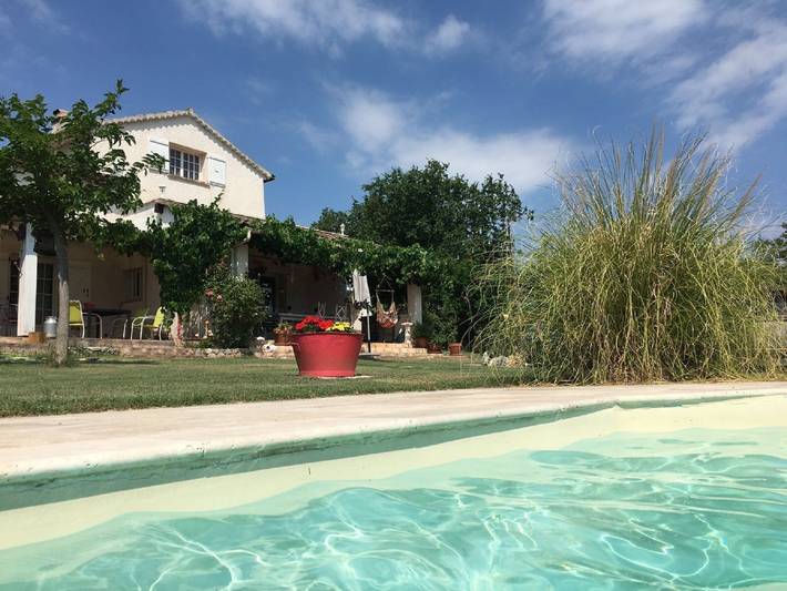 Gîte pour 4 personnes, avec jardin ainsi que piscine et terrasse