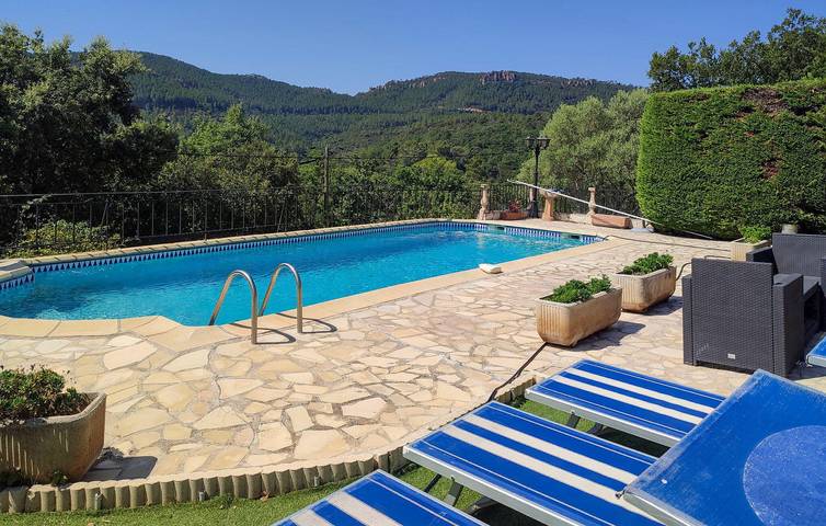 Geräumige 135 m² große Wohnung mit Pool und Terrasse, 300 m vom Zentrum von Bagnols-en-Forêt entfernt in Bagnols-en-Forêt, Mittelmeerküste (Frankreich)