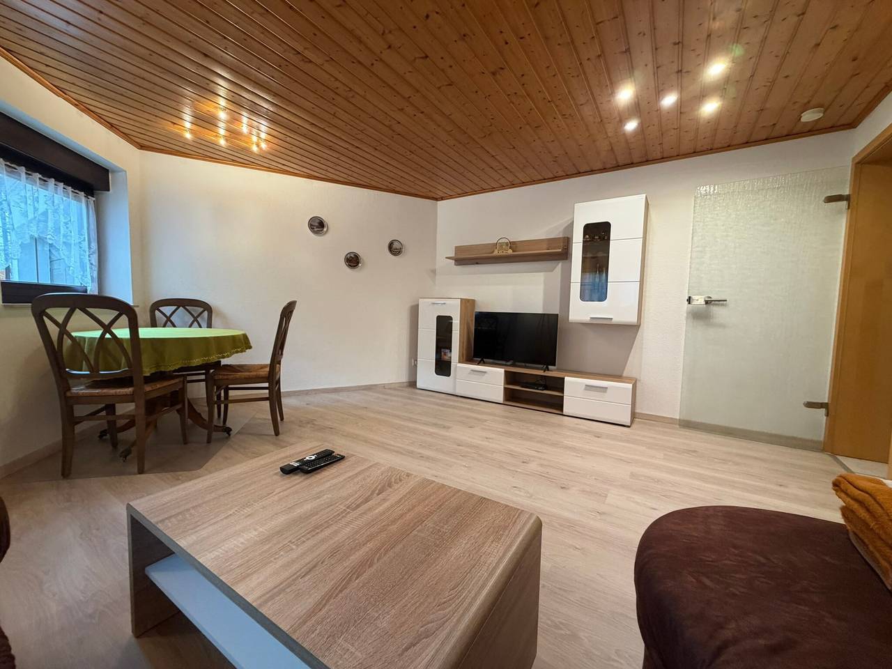 Ganze Wohnung, Apartment 'Auszeit im Grünen' mit Bergblick, Gemeinschaftsgarten und Wlan in Plaue, Thüringer Kernland