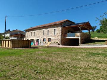Location de vacances pour 10 personnes, avec vue ainsi que jardin et piscine à Boisset (Cantal)