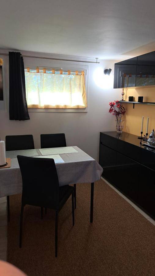 Appartement entier, One-Bedroom Apartment in Sainte-Geneviève-des-Bois, Essonne