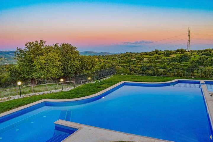 Agriturismo per 4 persone, con Balcone e Terrazza nonché Giardino e Piscina a Modica