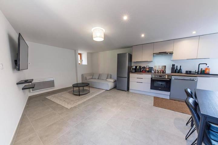 Gîte pour 4 personnes, avec terrasse dans Reventin-Vaugris - 2