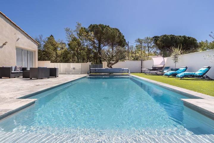Villa pour 8 personnes, avec vue ainsi que terrasse et piscine